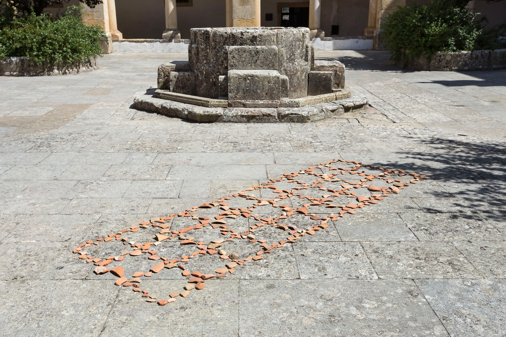 Grelha, #2 Fragmentos de alcatruzes, 400x100x5cm, 2015-Rui-Horta-Pereira(Fotos Bruno Lopes)