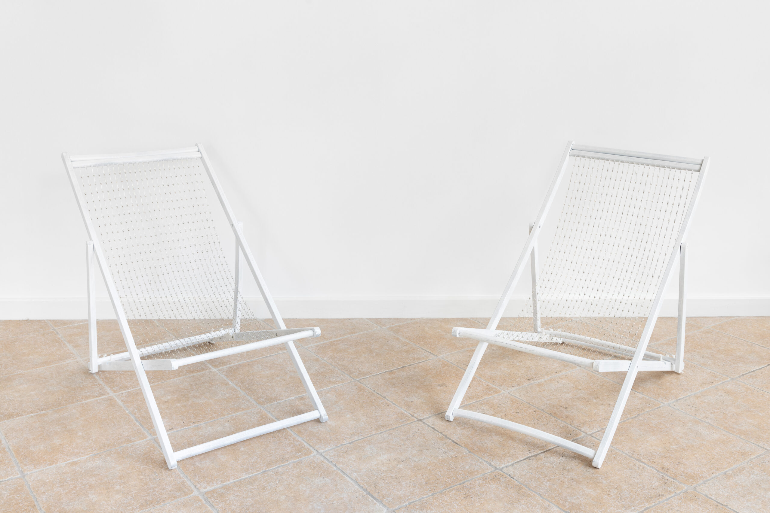 Uma certa acomodação, 2 cadeiras pintadas, anzóis, 95x85x60cm (cada) 2022-Rui-Horta-Pereira